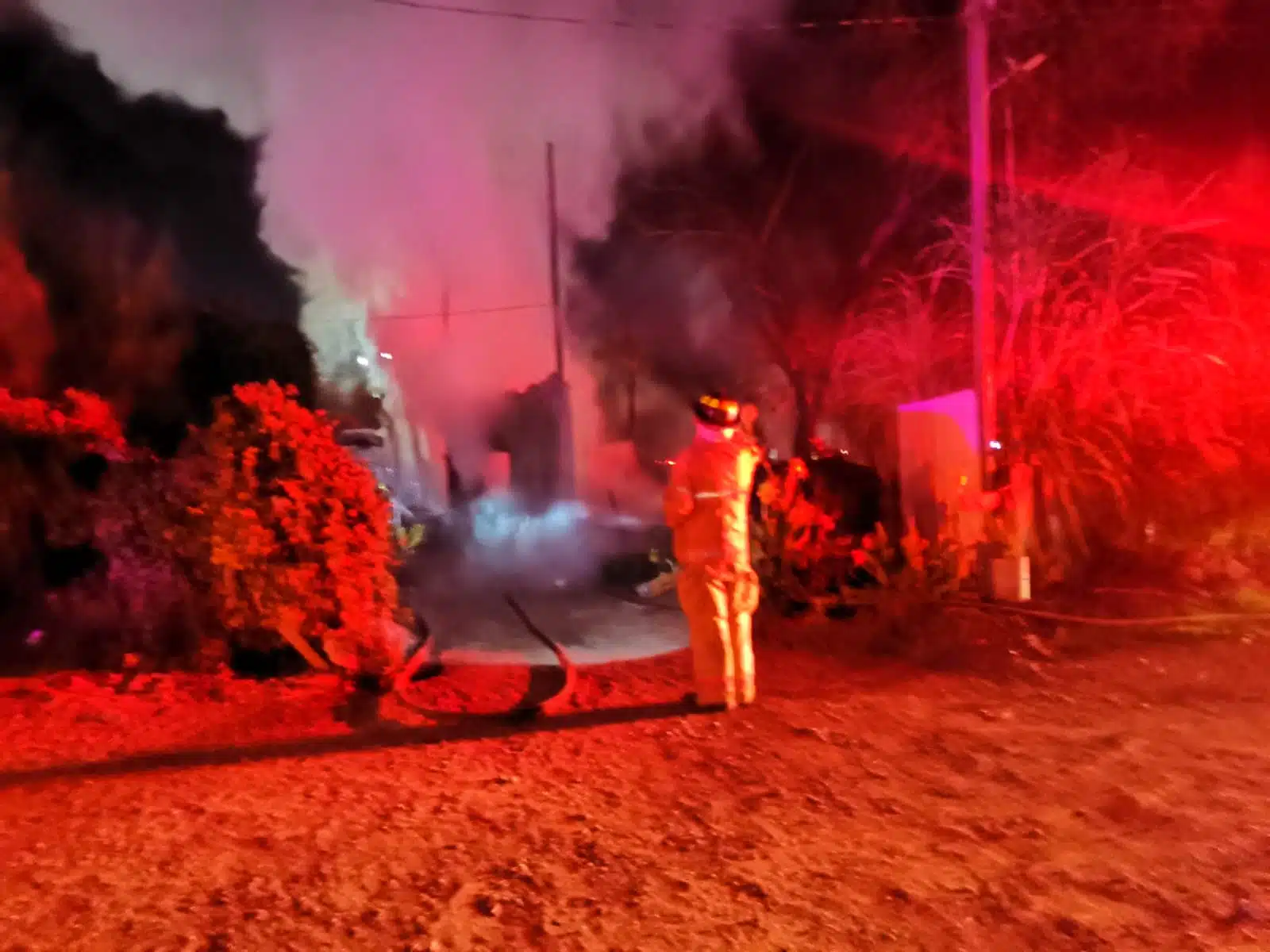 Prendieron fuego a un monte y las llamas alcanzaron dos viviendas en Los Mochis