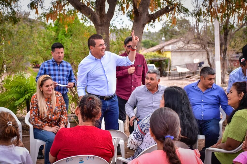 Visita Edgar González comunidades de la zona rural; le piden hasta un camión para estudiantes de prepa