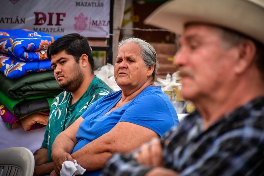 Visita Edgar González comunidades de la zona rural; le piden hasta un camión para estudiantes de prepa