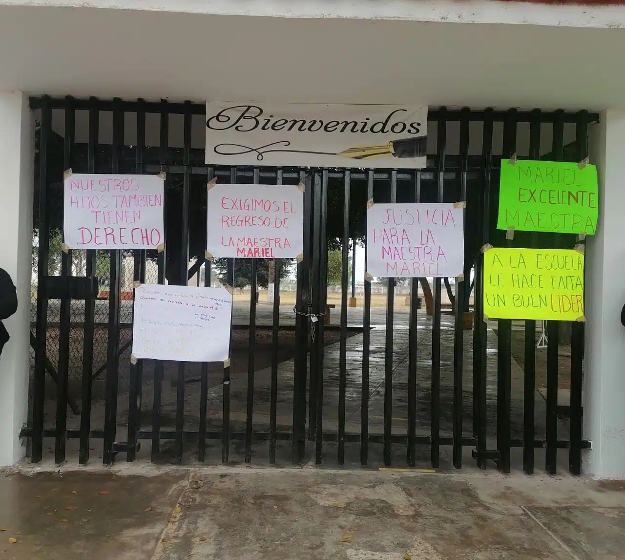 Madres de familia de la primaria Rigoberto Aguilar, salen en defensa de maestra acusada de maltrato 