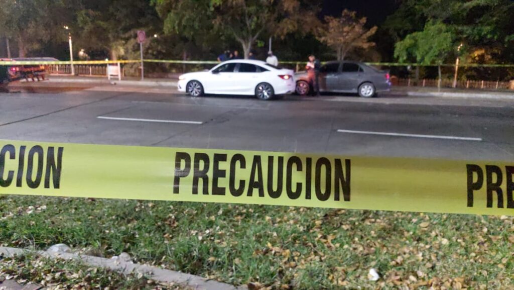 ¡Trágico accidente en Culiacán! Intentaba subir a un auto cuando fue embestida y murió