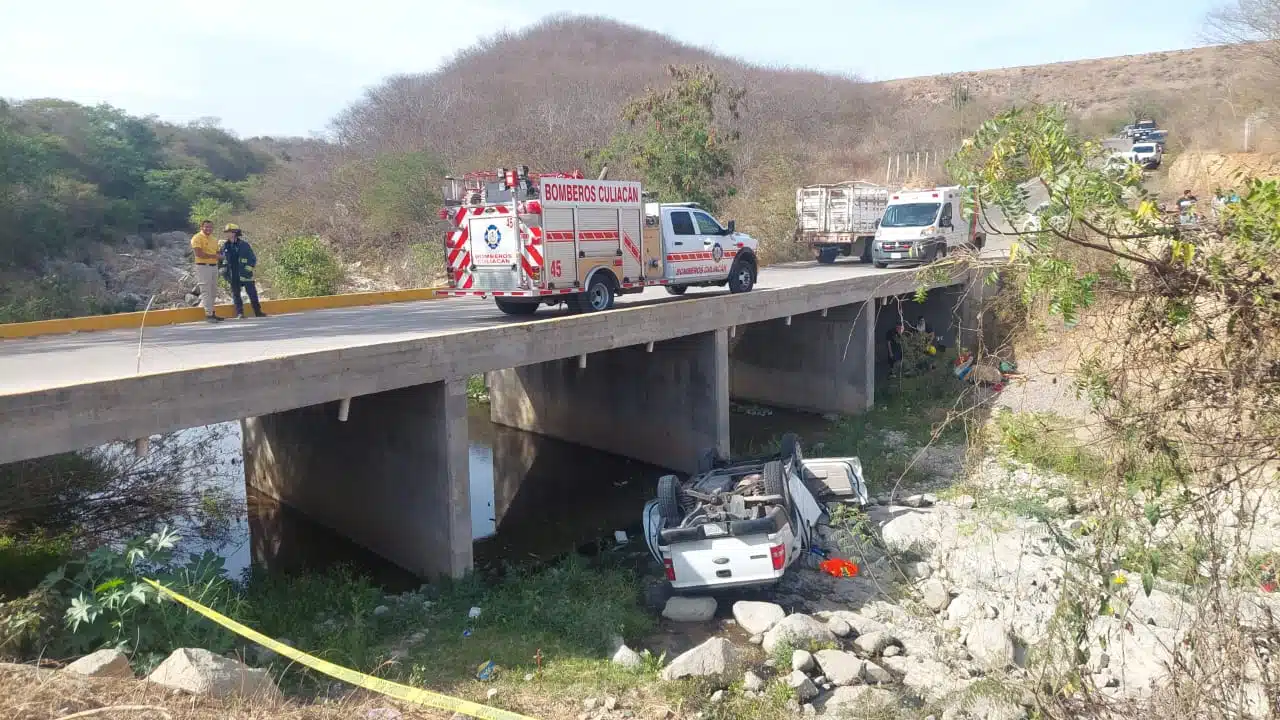 Mueren dos personas: Tras volcar, camioneta cae desde un puente a un barranco, al oriente de Culiacán