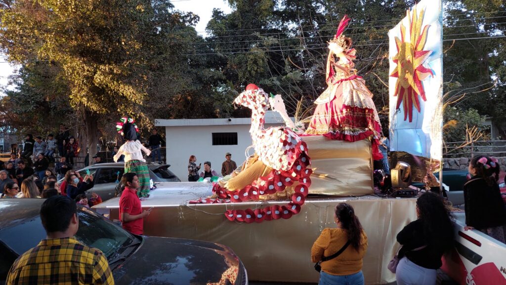 Centenares de familias disfrutaron el cierre del carnaval de San Miguel Zapotitlán