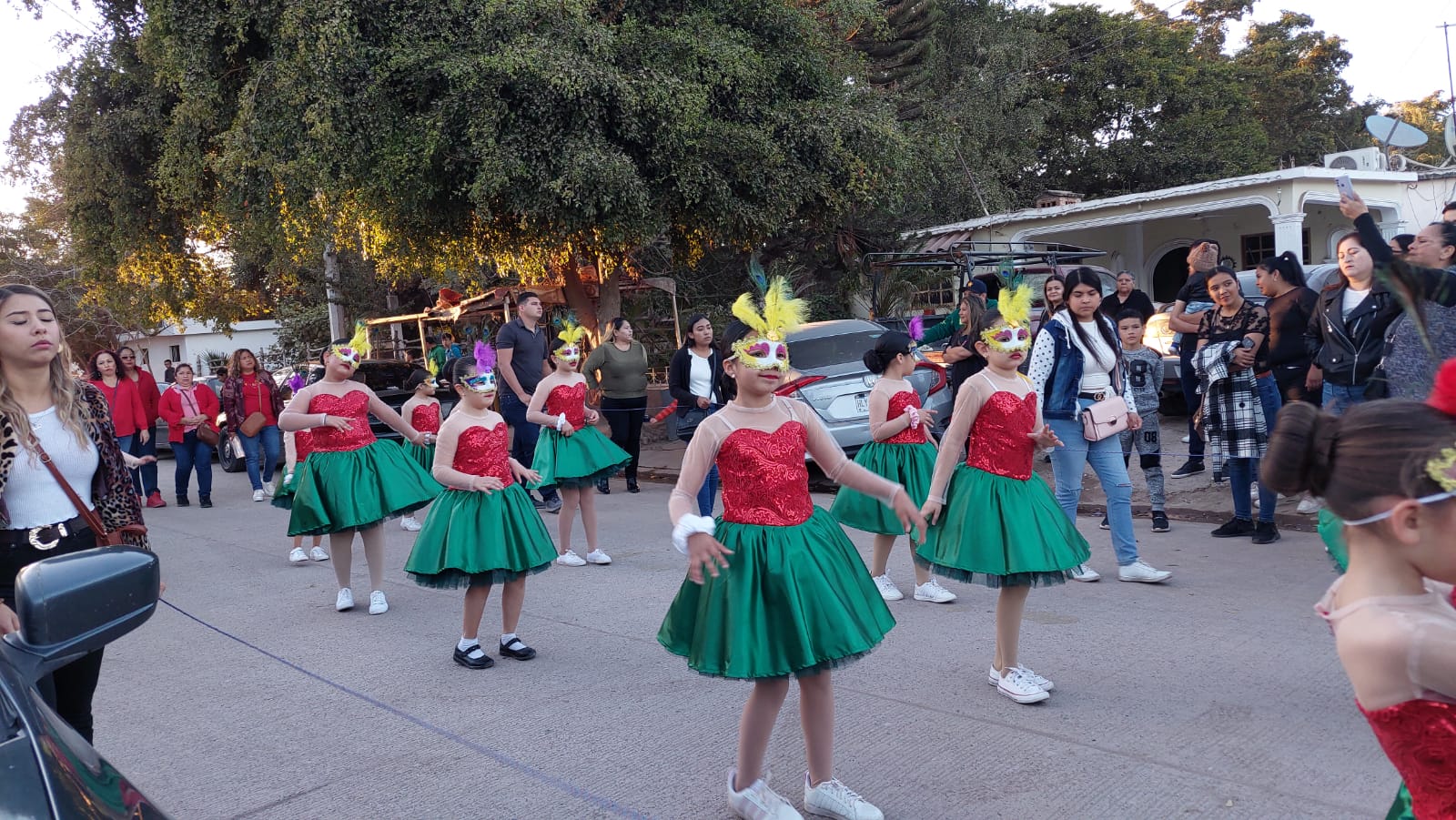 Centenares de familias disfrutaron el cierre del carnaval de San Miguel Zapotitlán