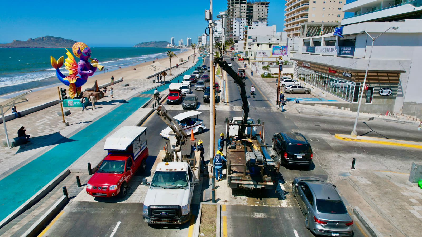Restauran cuatro semáforos en la avenida Del mar en Mazatlán; presentaban daños 