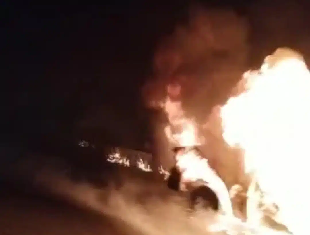 ¡Pérdida total! Se incendia Ford Explorer en la carretera México 15 al norte de Culiacán 