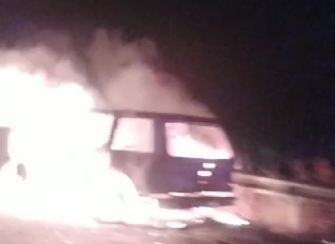 ¡Pérdida total! Se incendia Ford Explorer en la carretera México 15 al norte de Culiacán