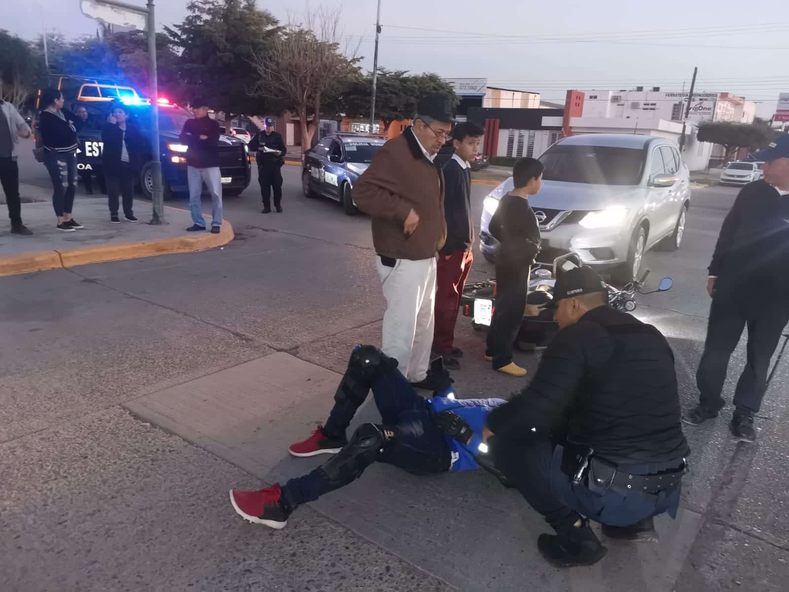 Adulto mayor arrolla a motociclista en Guasave y lo deja lesionado