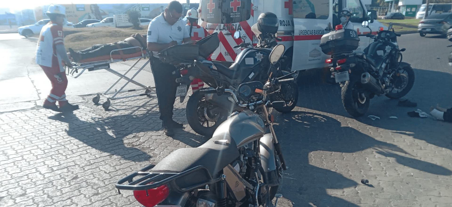 ambulancia-cruz-roja-choque-motos
