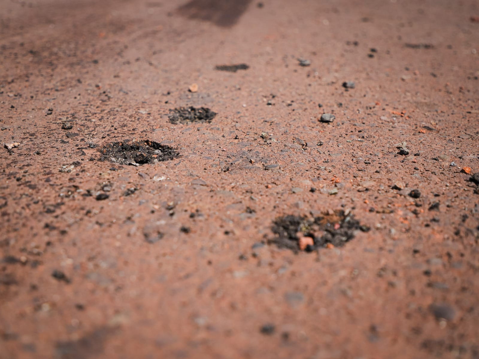La huella de las balas por detener a “Lupe” Tapia quedó hasta en la carretera