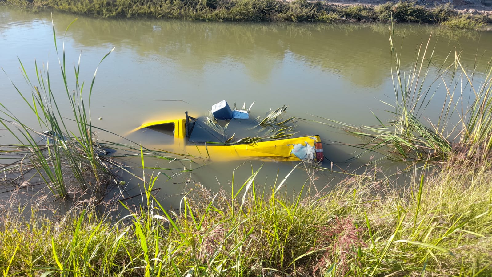 Por no chocar de frente, camioneta termina dentro de un canal en Ahome