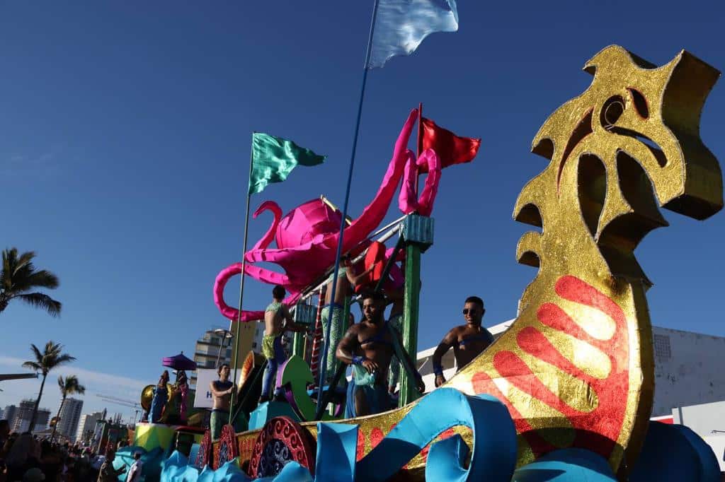 Carro alegórico durante carnaval
