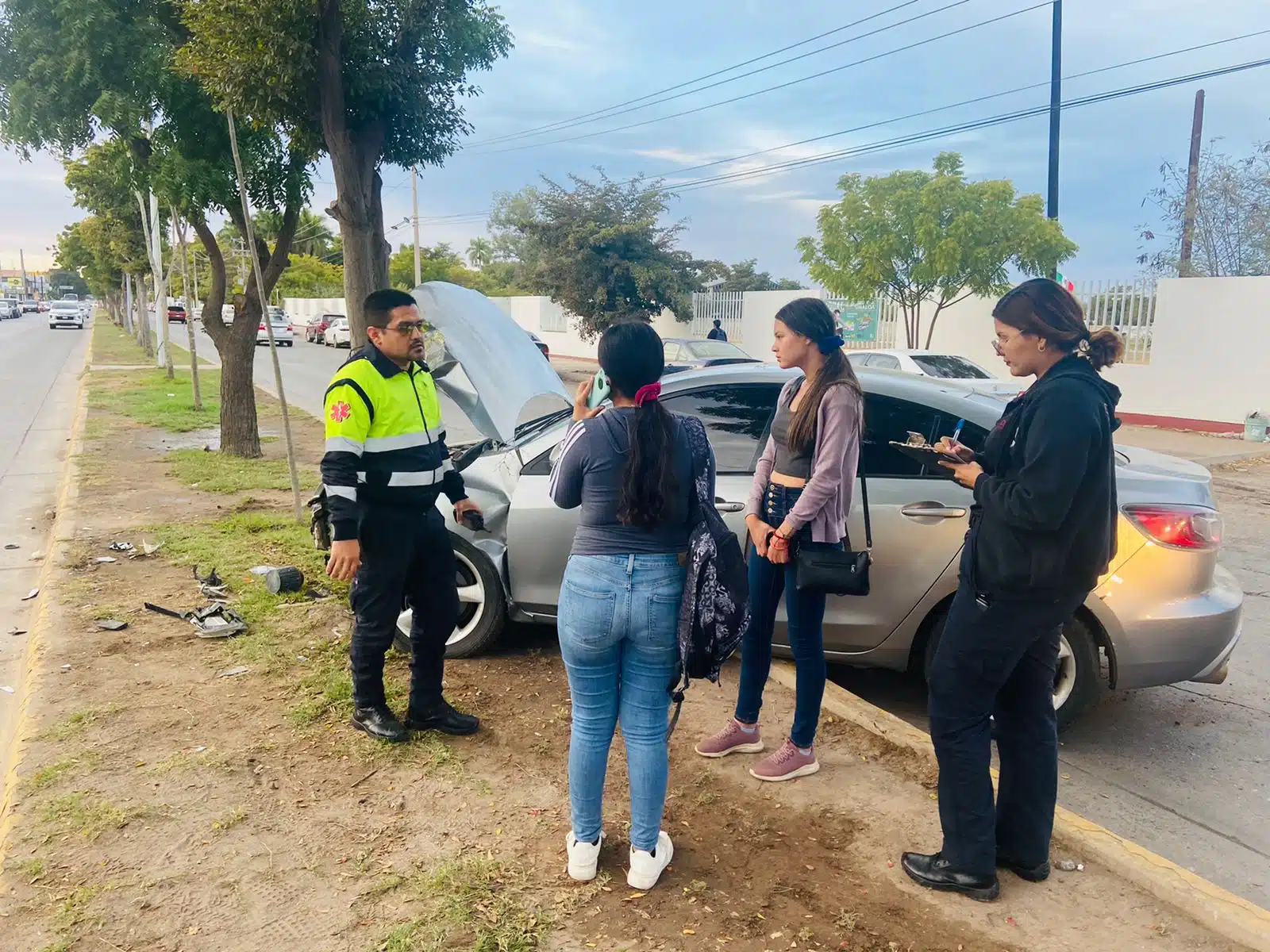 Mujer pierde el control del volante y se impacta contra un árbol en Los Mochis