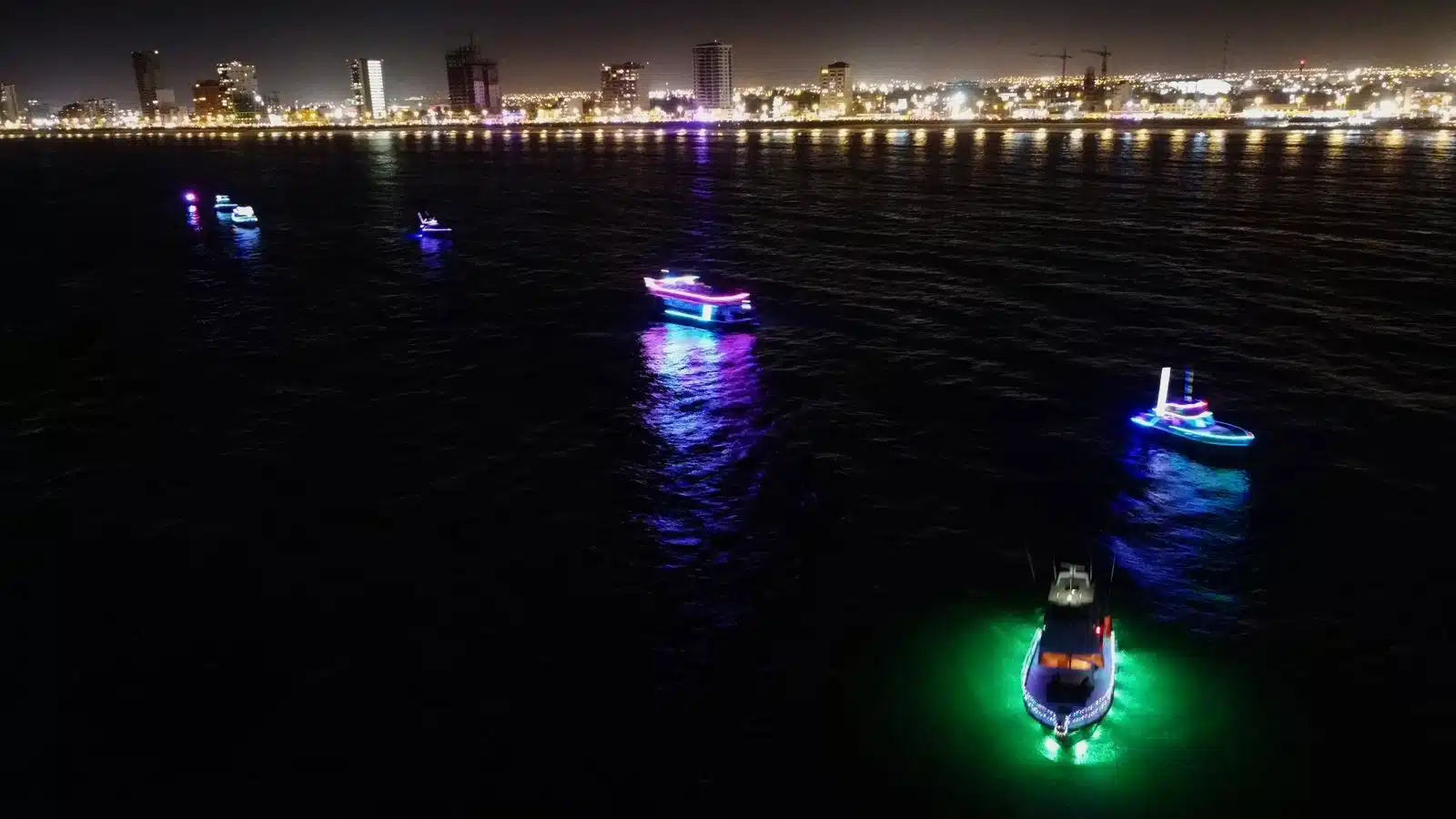 Se ilumina la bahía de Mazatlán con el primer desfile de luces sobre el mar