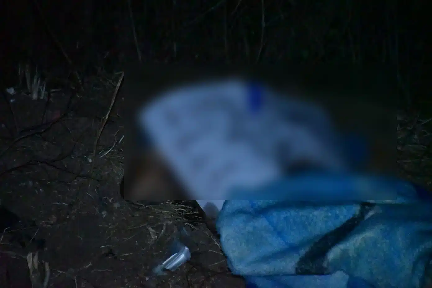 Una cartulina clavada con un puñal en la espalda; así localizaron un cuerpo en Salvador Alvarado