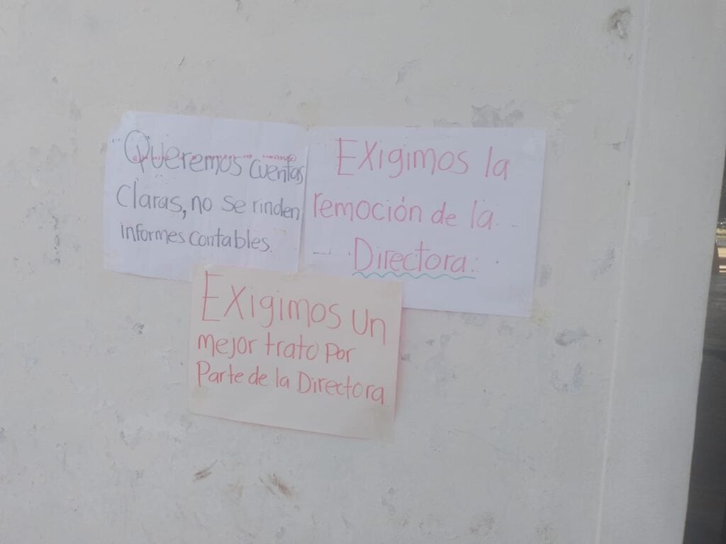 restituyen a maestra por toma de escuela (2)