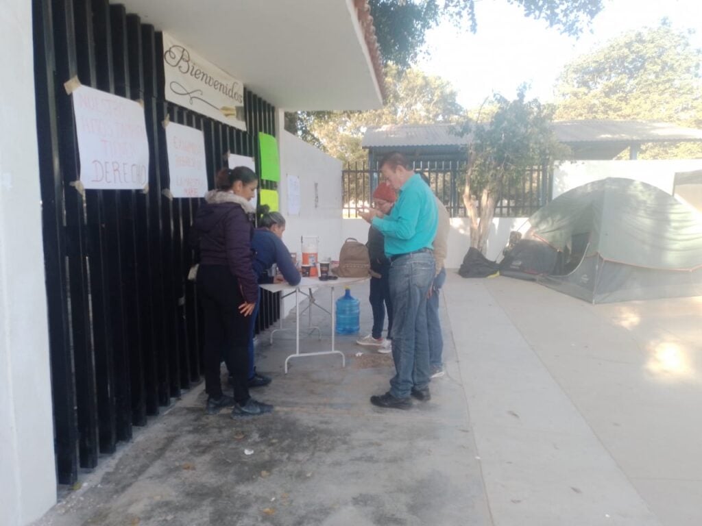 restituyen a maestra por toma de escuela (2)