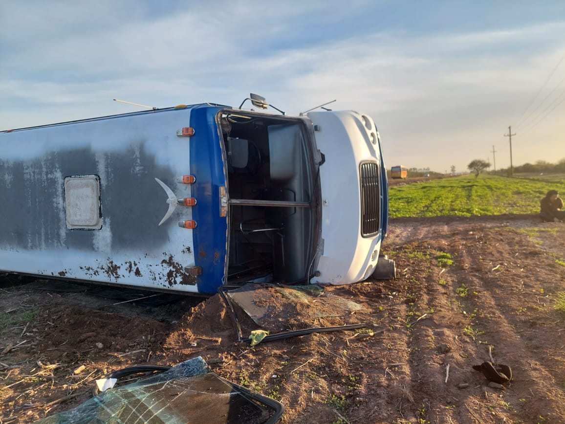 Vuelca camión de traslado de una empresa ensambladora en Guasave; hay más de 10 lesionados