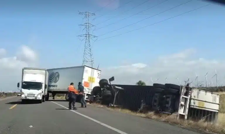 vuelca tráiler en Oaxaca