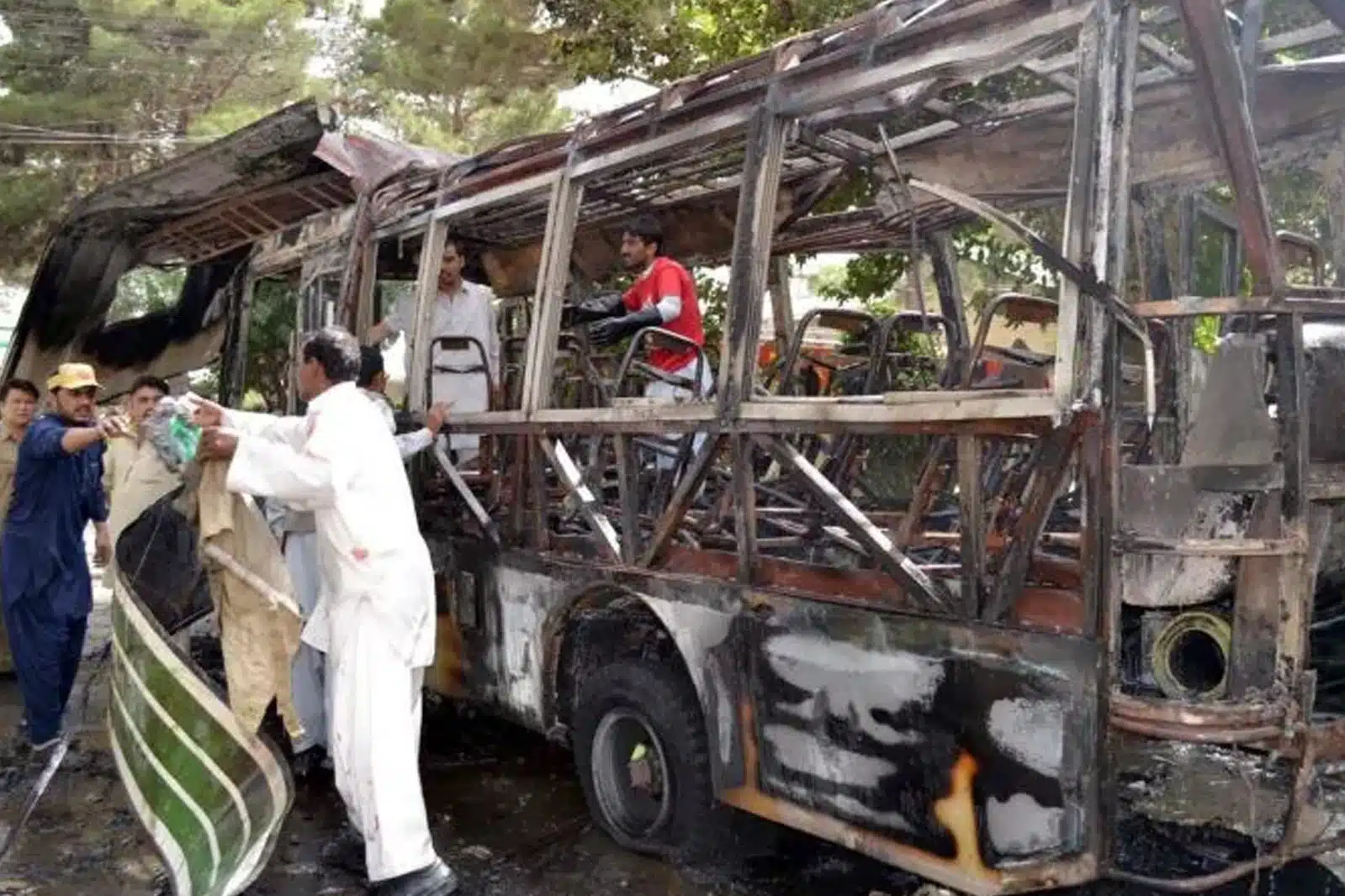 ¡Accidente en Pakistán! Autobús cae a barranco; reportan 25 muertos