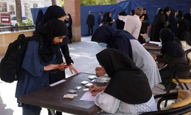 ¡Atroz! Envenenan a estudiantes de colegios femeninos en Irán; para obligarlos a cerrar