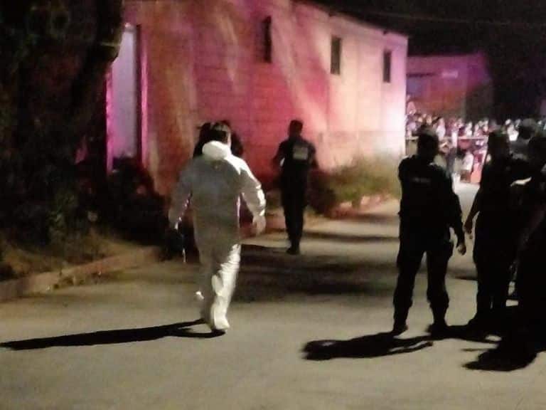 ¡Terrible! Niña es asesinada a balazos a la entrada de su propia casa