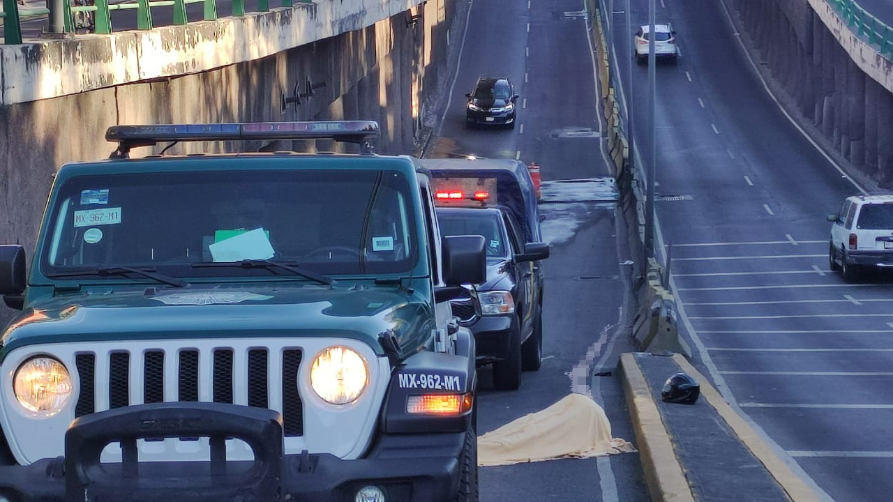 ¡Terrible accidente! Motociclista muere tras caer a coladera en la CDMX