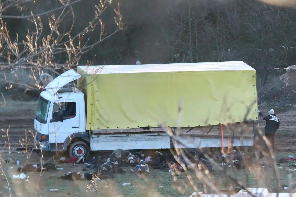¡Trágico! Mueren asfixiados 18 migrantes; los abandonaron al interior de un camión en Bulgaria