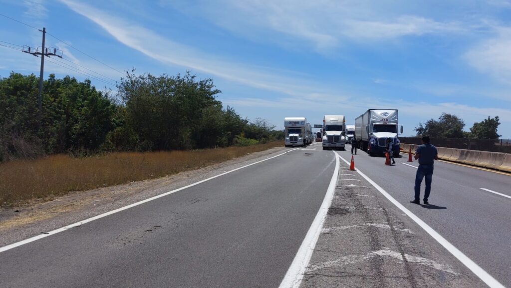 Autopista Mazatlán-Culiacán cerrada