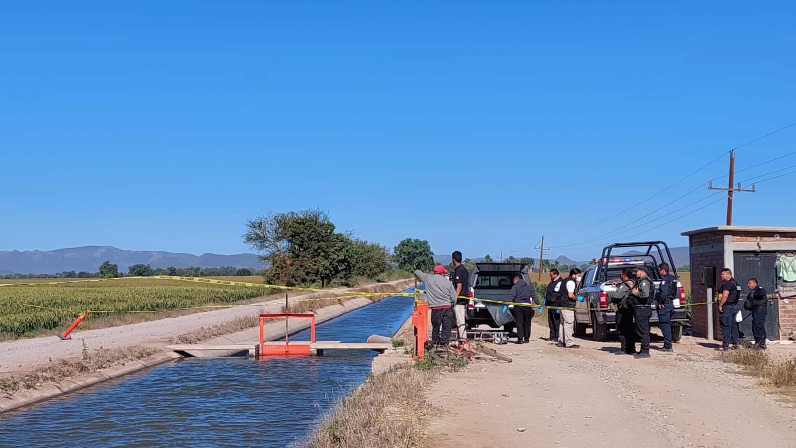 Persona sin vida en canal de riego