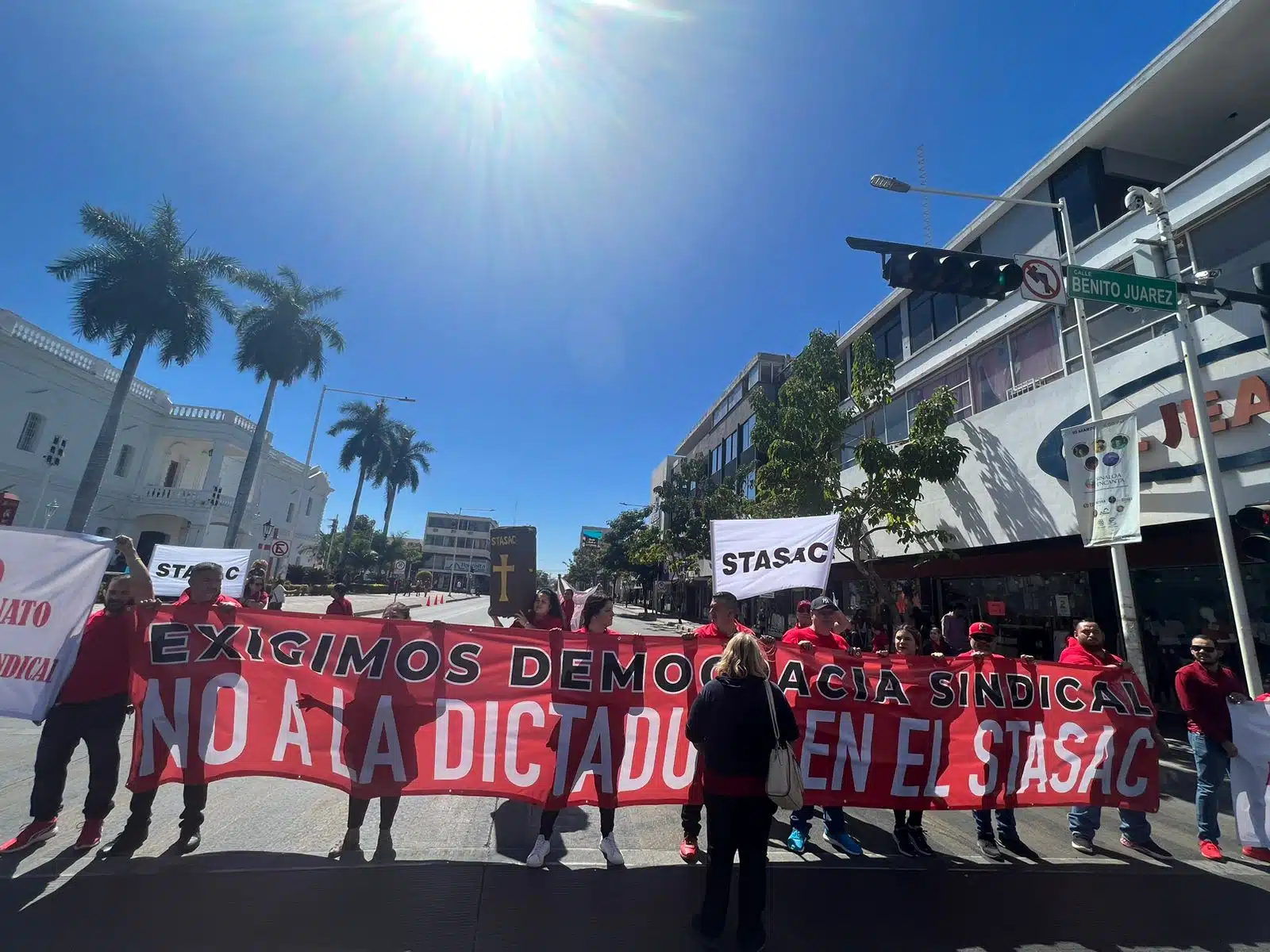A más de 6 horas, trabajadores del Stasac mantienen tomada la Obregón en Culiacán