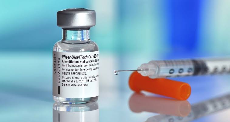 Advierten que vacunados con Pfizer perderían inmunidad contra COVID