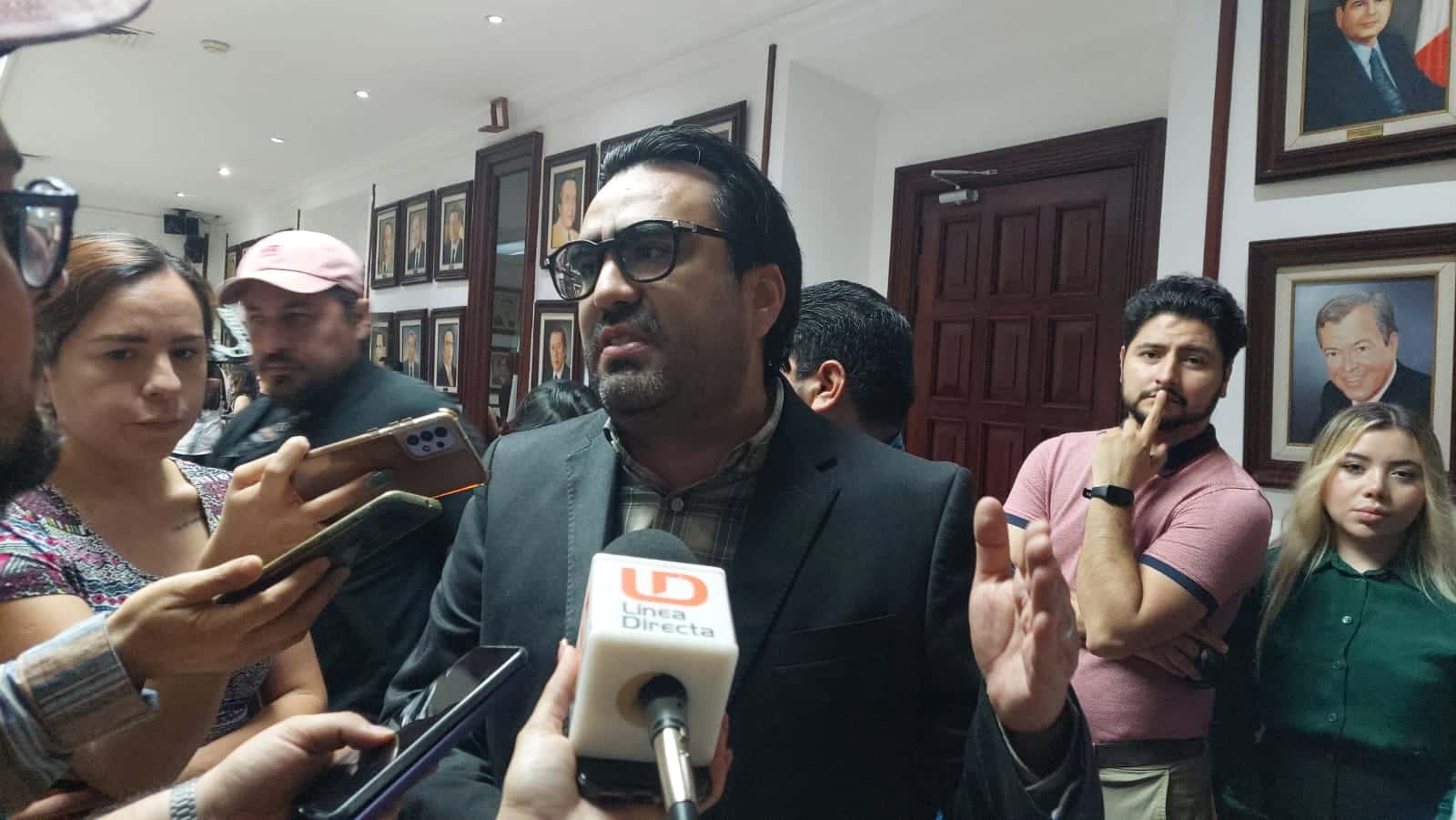 Aún no retiran todos los señalamientos viales del Malecón Viejo en Culiacán