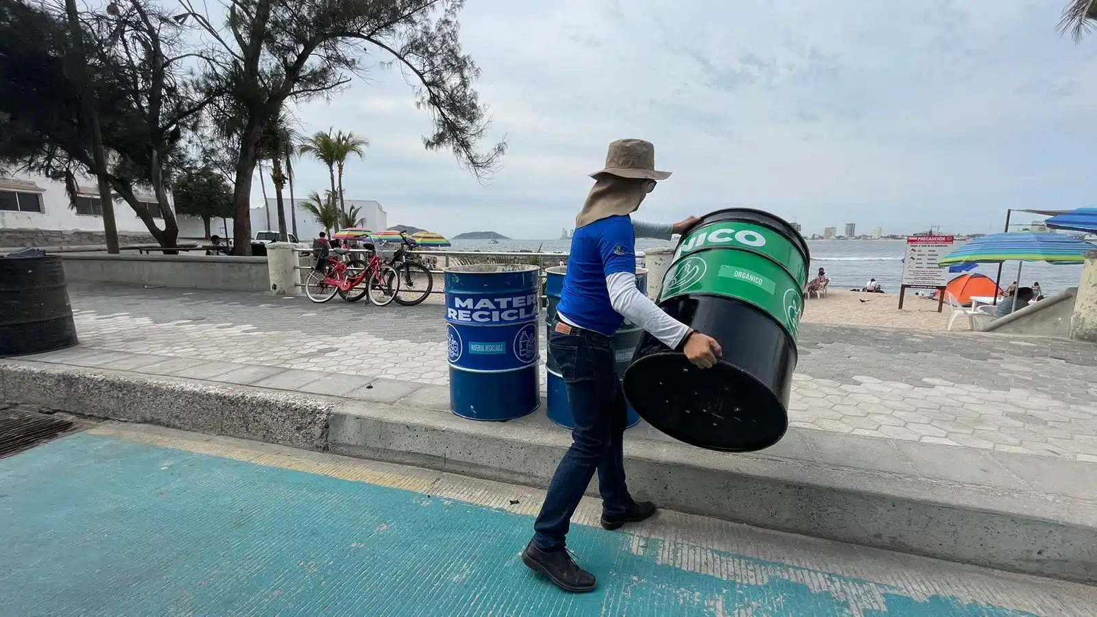 OAP coloca contenedores de basura en áreas de playa de Mazatlán
