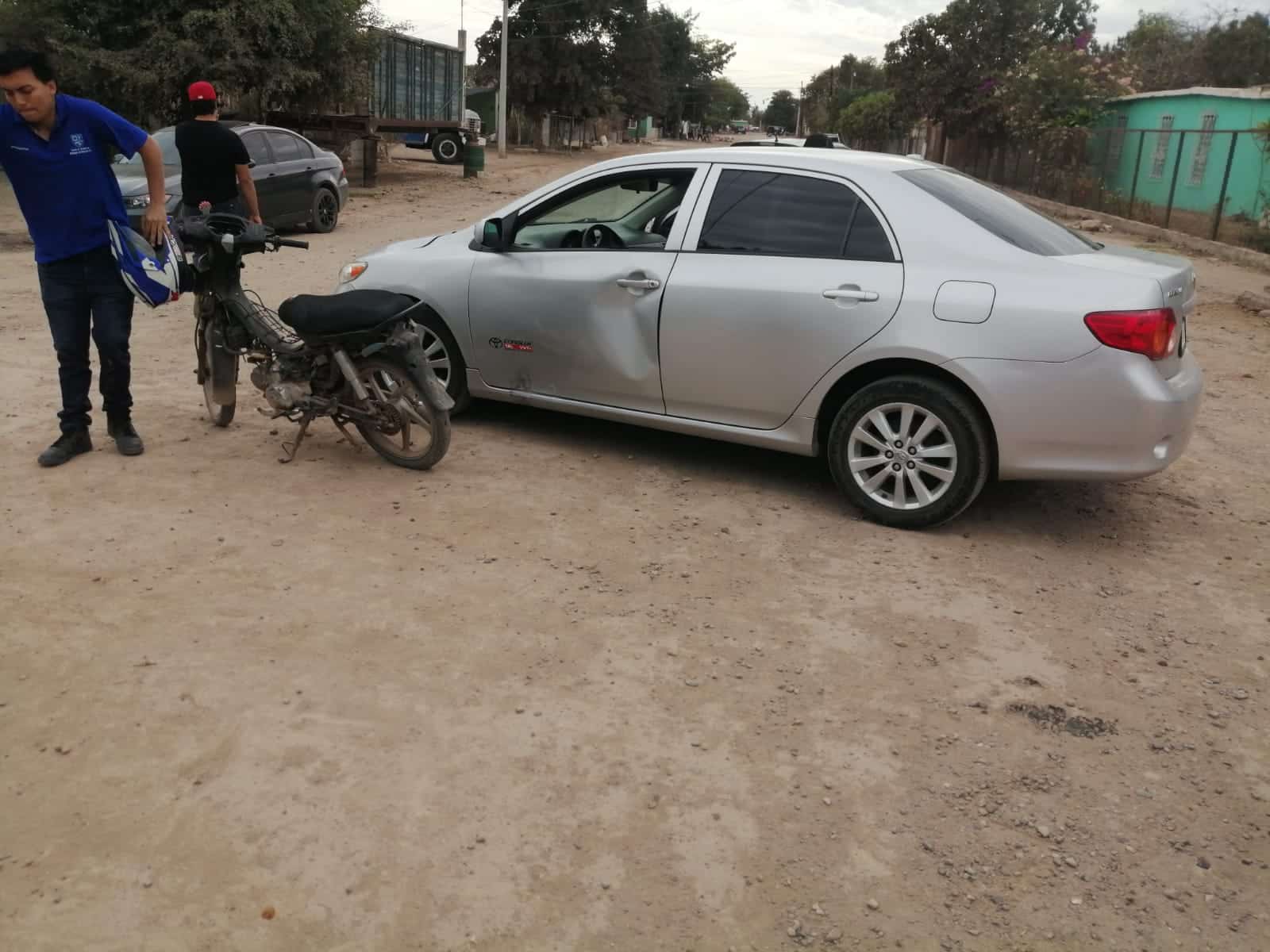 Motociclista queda lesionado al chocar contra un Corolla en Juan José Ríos