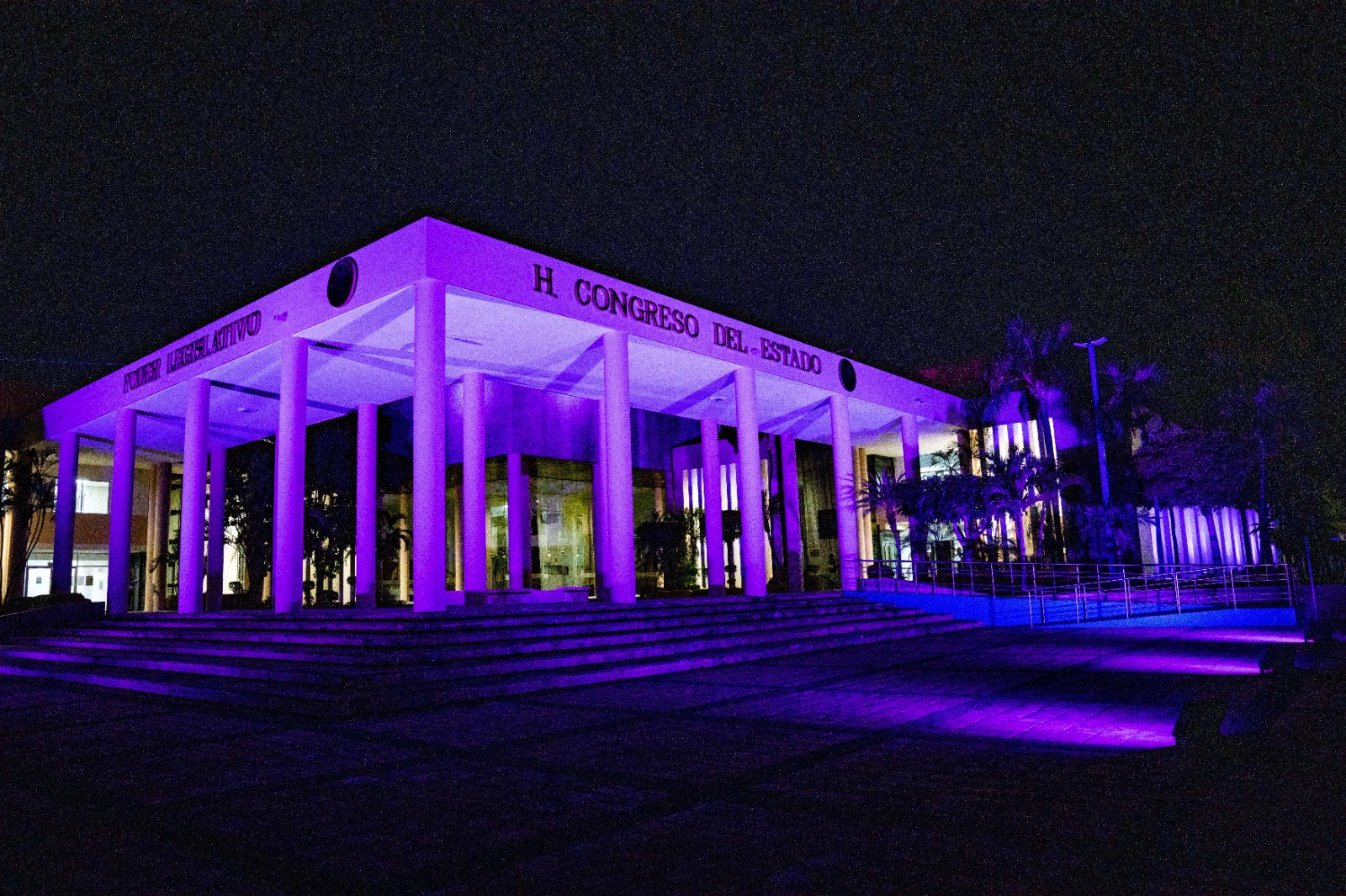 Por el Día Internacional de la Mujer, edificio del Congreso se ilumina de morado