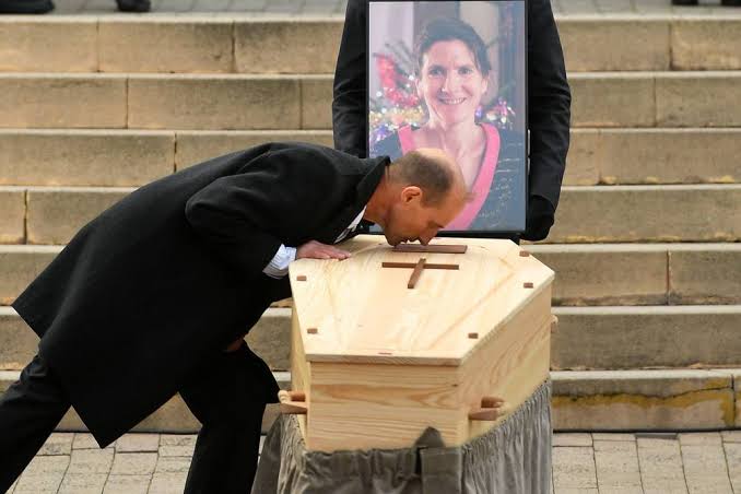 Conmovedora despedida a maestra que fue asesinada por su alumno
