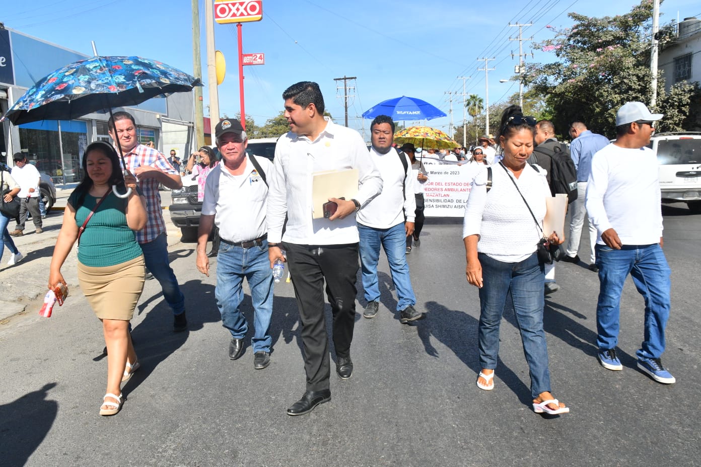Da marcha atrás Semarnat en cobro doble en permisos a vendedores de playa en Mazatlán, Serna Valdés