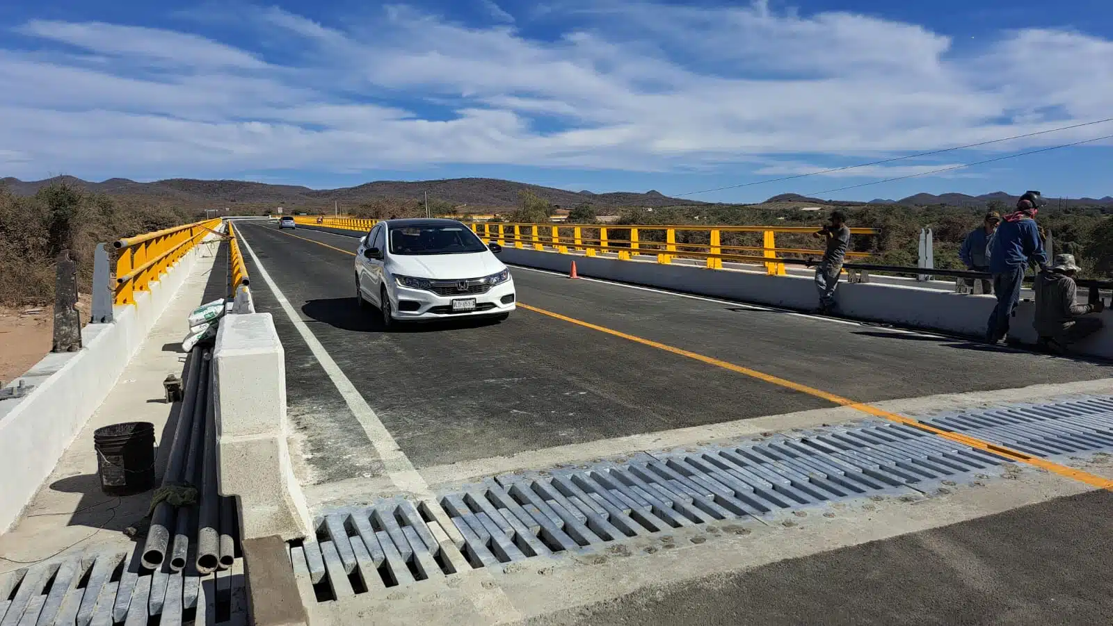 Decenas de vehículos comienzan a circular por el nuevo puente de El Quelite (4)