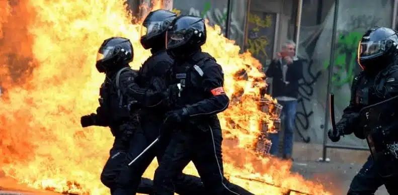 Despliega Francia 13 mil efectivos tras fuertes protestas en contra de Macron