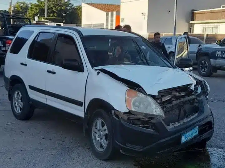 Don Rigoberto se brincó un alto y se estrelló contra una patrulla en Guasave (5)