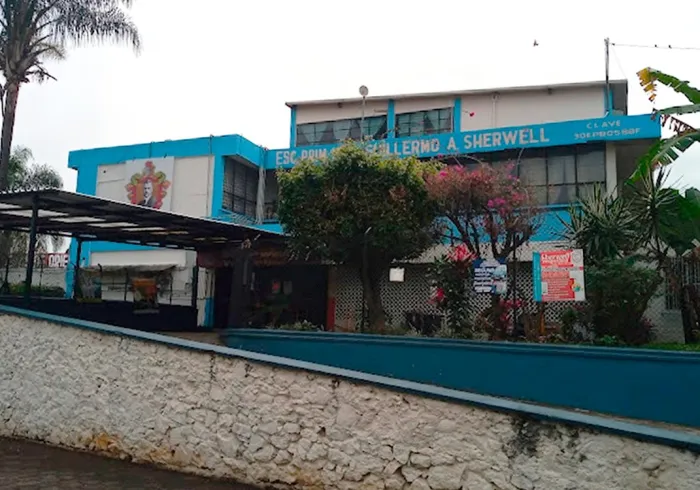 ¡No soportó tanta agresión! Adolescente se tira de segundo piso de escuela tras sufrir bullying