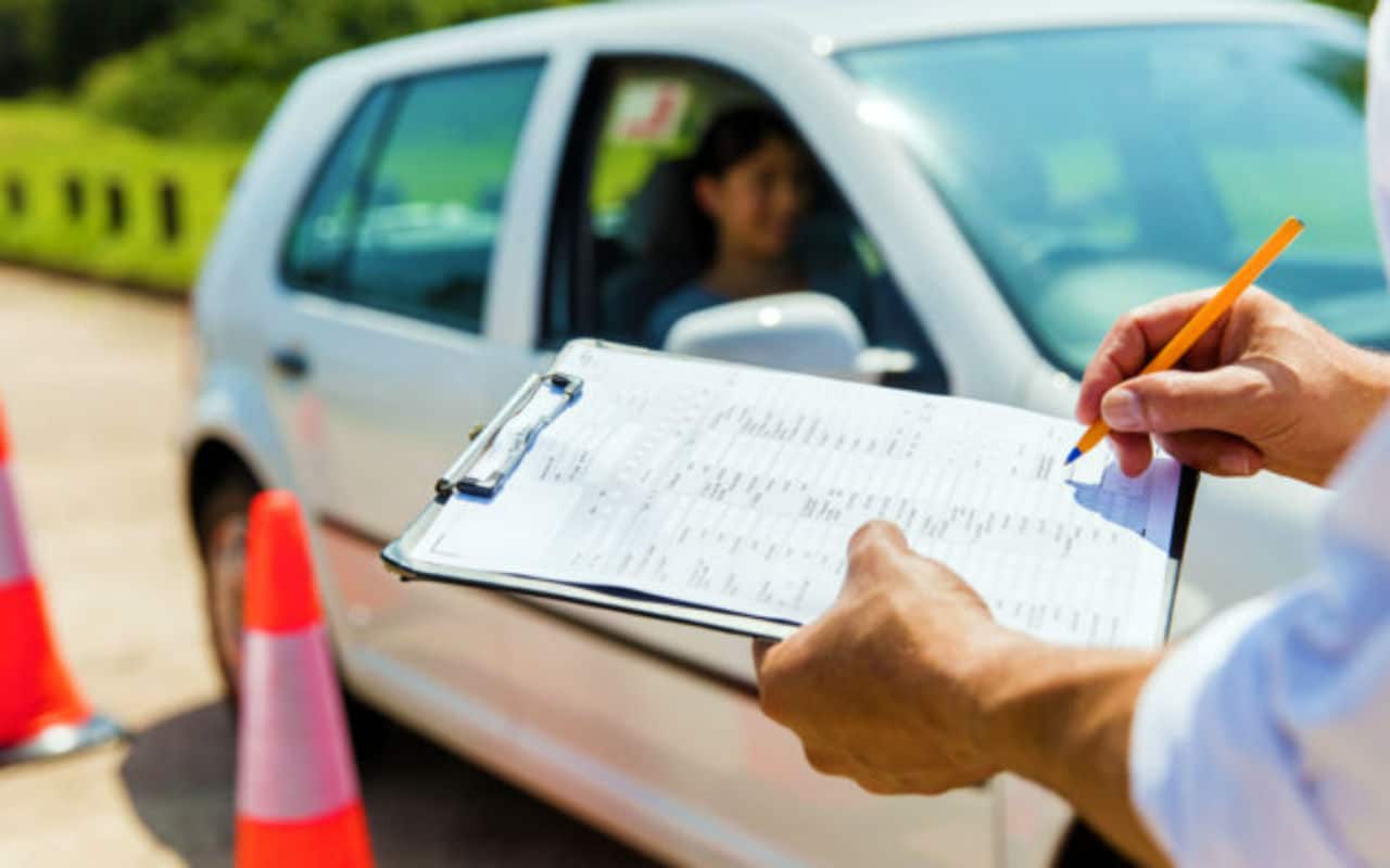 ¡No fue tan fácil! Luego de más de 950 intentos, mujer logra pasar su examen de manejo