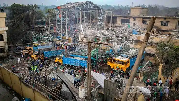 Fallecen 5 obreros tras explosión en planta de compresión de oxígeno en Bangladesh