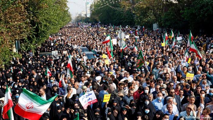 Gobierno en Irán indulta a 22 mil personas tras participar en protestas