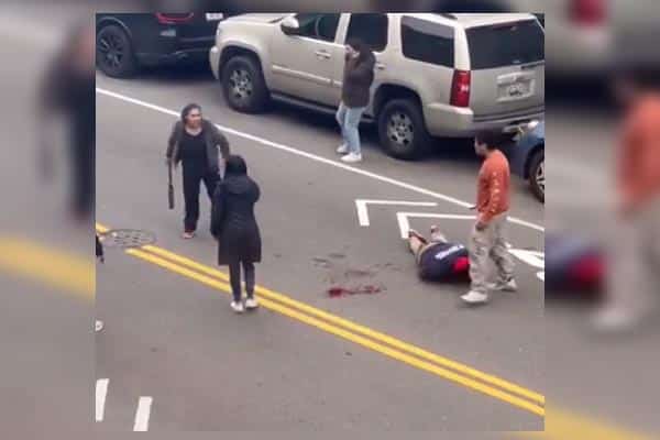 Golpean a sujeto por ocupar un lugar de estacionamiento en Nueva York EU