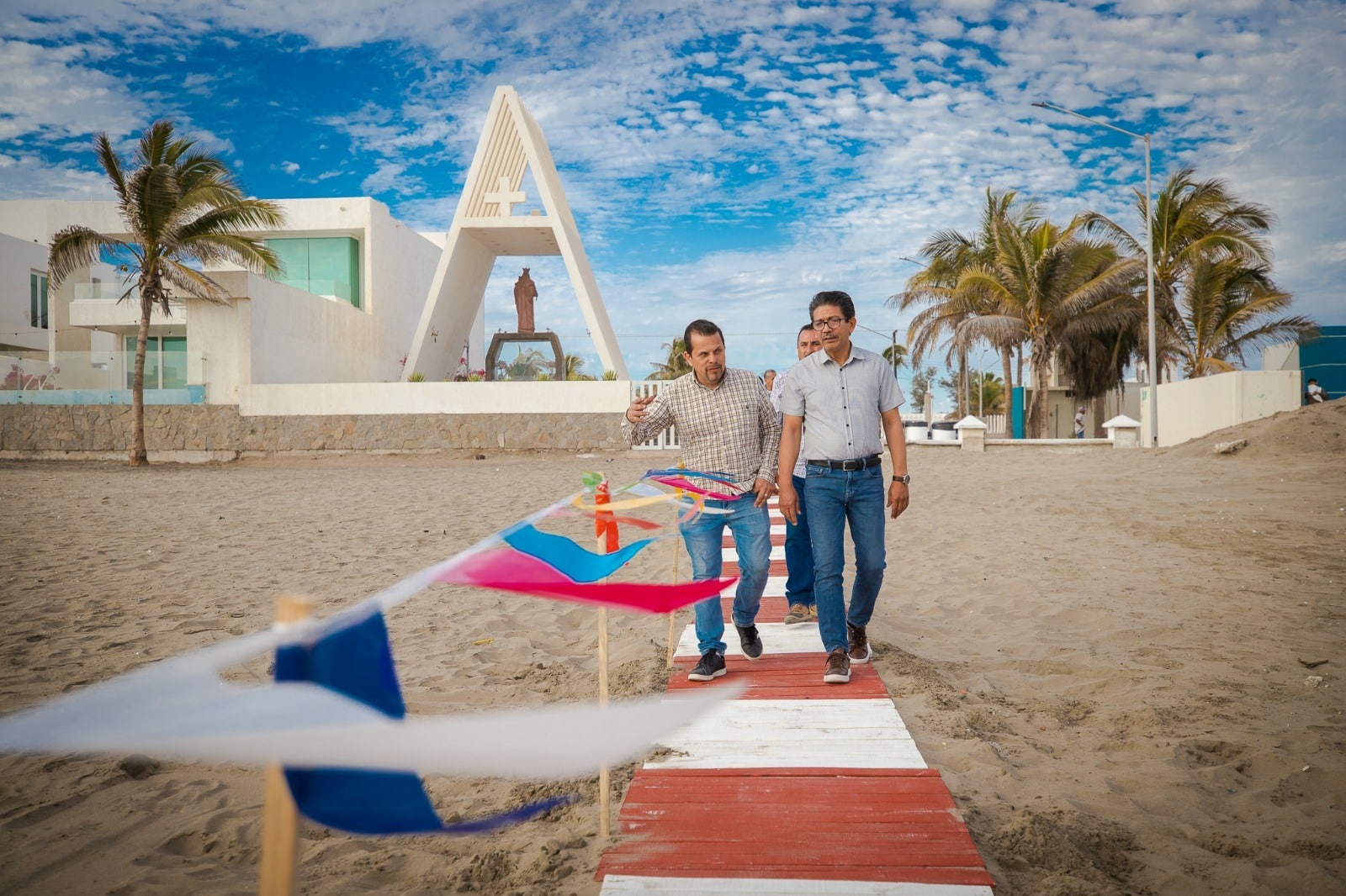 Empresarios de Guasave instalaron en Las Glorias andadores incluyentes