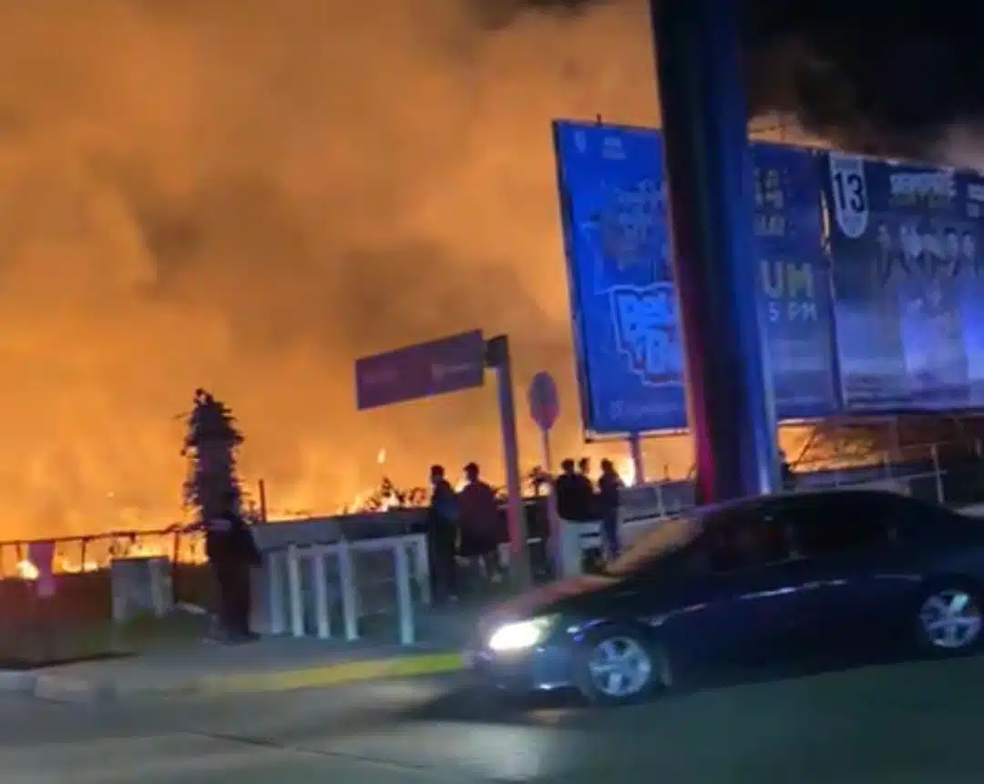 Incendio de maleza causa temor entre asistentes y trabajadores de una plaza de Los Mochis