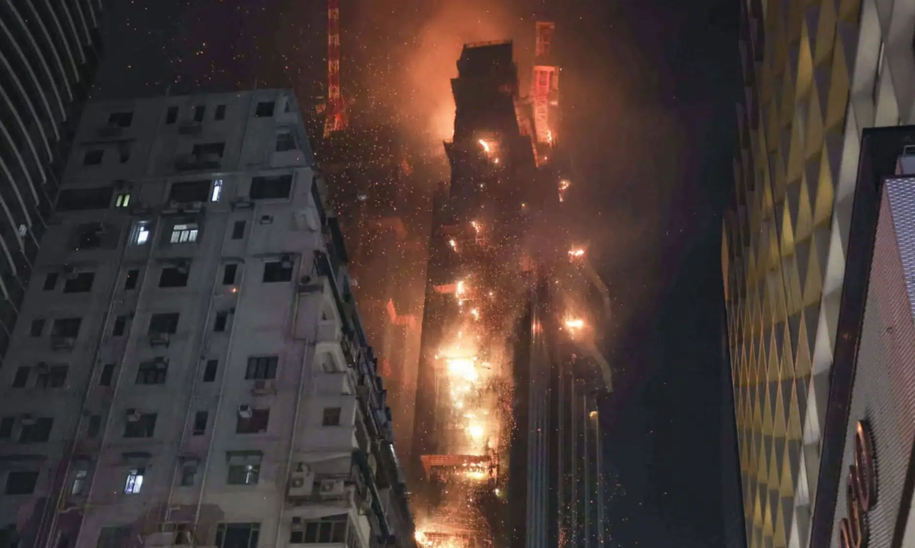 Incendio azota a un rascacielos-hong-kong
