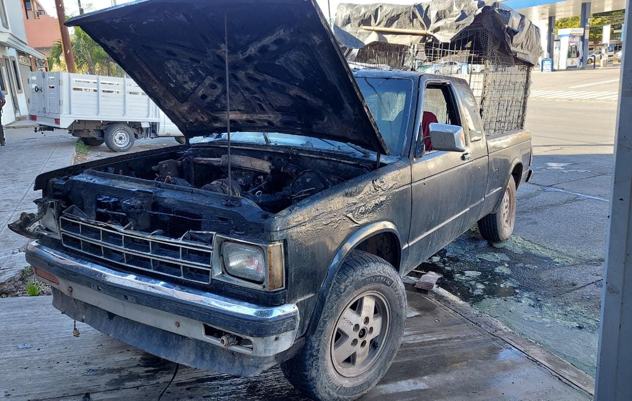 Se quema camioneta de una persona extranjera al ir circulando en Los Mochis